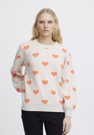 Hellbeige Pullover mit verstreuten orangen Herzmustern, gerippten Bündchen und Halsausschnitt. Weicher Stoff, lockere Passform.