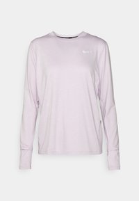 Langærmet lavender Nike skjorte lavet af blødt stof, med et hvidt swoosh-logo på venstre bryst og ribbede manchetter.