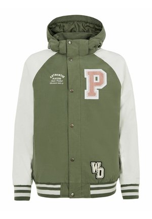 Groene en witte jas met een capuchon, voorzien van een groot geborduurd "P" en "WD" patches, drukknoopsluiting, ribgebreide manchetten en een gestreepte tailleband.