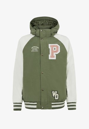 Groene en witte jas met een capuchon, voorzien van een groot geborduurd "P" en "WD" patches, drukknoopsluiting, ribgebreide manchetten en een gestreepte tailleband.