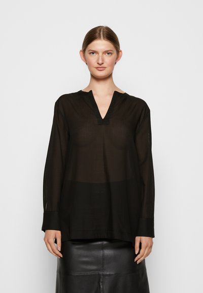 Blusa preta transparente com decote em V e mangas longas. Feita de um tecido leve, apresenta um corte descontraído e um padrão texturizado subtil.