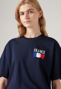 Levi's® FOOTBALL FAN TEE UNISEX - Marškinėliai su spaudiniu - navy blazer