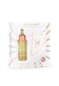 Set di cristalli di quarzo trasparente con una bottiglietta contagocce dorata con tappo in rosé e uno strumento a forma di cuore, il tutto in una scatola decorativa.