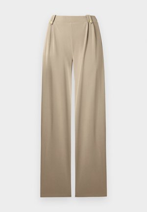 Pantalons large en beige avec une texture lisse, présentant deux boutons décoratifs à la taille et des plis subtils pour plus de détails.