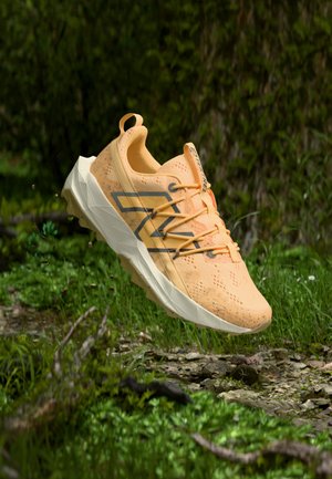 TEKTREL - Trail tekaški čevlji - white/peach