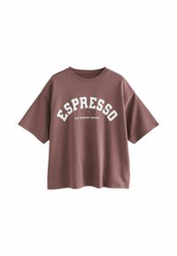 Smeđi oversized majica od pamuka, s bijelim natpisom "ESPRESSO" i "SIP SAVOUR REPEAT" u zakrivljenoj tipografiji. Kratki rukavi.