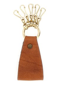 Portachiavi in pelle marrone, con finitura strutturata e un anello metallico circolare con cinque fermagli dorati attaccati.