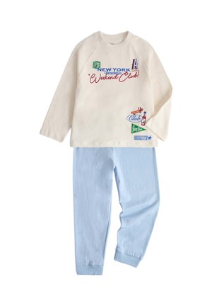 Langærmet cremefarvet sweatshirt med New York "Weekend Club" tekst og lyseblå bukser, vist på en hvid baggrund.