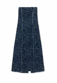 Denimschal mit einem dunkelblauen Grundton und einem wirbelnden hellblauen Muster, abgeschlossen mit fransigen Kanten für zusätzliche Textur.