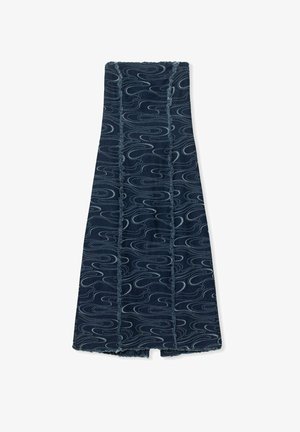 Sciarpa di denim con una base blu scuro e un motivo azzurro vorticoso, rifinita con bordi sfrangiati per un tocco di texture.