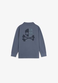 Camisa de polo de manga larga en color azul marino con cuello, que presenta un gran gráfico de una calavera y tibias en negro y verde en la parte posterior.