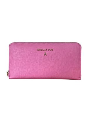 Portafoglio rosa in pelle testurizzata con chiusura a zip, logo Patrizia Pepe e piccolo emblema metallico a forma di insetto sulla parte anteriore.