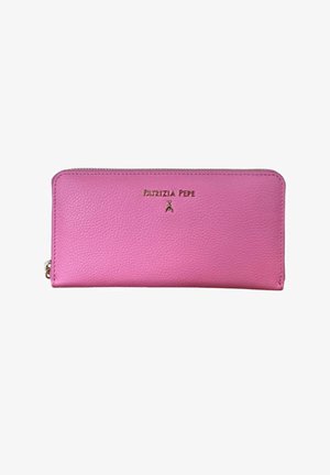 Portafoglio rosa in pelle testurizzata con chiusura a zip, logo Patrizia Pepe e piccolo emblema metallico a forma di insetto sulla parte anteriore.