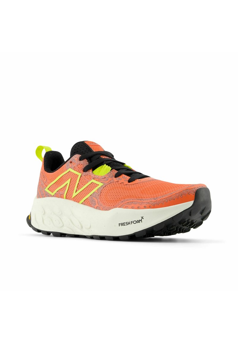 Männer-Laufschuh, orangefarbener Mesh-Oberstoff mit schwarzen und neongelben Akzenten, gepolstertes weißes Zwischensohlenmaterial, strukturiertes schwarzes Gummilaufsohle.