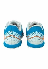 Scarpe da ginnastica blu con un design texture, dettagli bianchi, motivi geometrici e particolari arancioni sul tallone e sul lato. Suola in gomma.