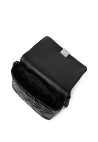 Borsa a tracolla in pelle nera trapuntata con pattina liscia e chiusura in metallo argentato. L'interno presenta una fodera morbida e un'etichetta con logo. Inclusa tracolla.