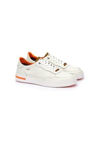 Zapatillas de piel blancas con acentos naranjas y una caja de puntera perforada. Cuello texturizado en color marrón y suela contrastante con detalle de franja roja.