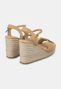 Sandali con tacco a cuneo in suede beige con suola in juta intrecciata stile espadrille, dotati di più cinturini e chiusura con fibbia per una vestibilità sicura.