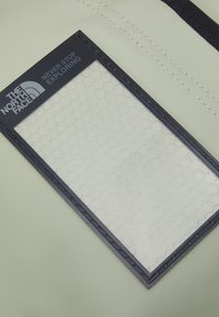 The North Face BASE CAMP DUFFEL UNISEX - Saco de viagem - tea green/black