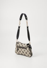 Borsa beige con motivo e dettagli in pelle nera, finiture in oro, tracolla regolabile, chiusura con zip e forma arrotondata. Superficie strutturata.