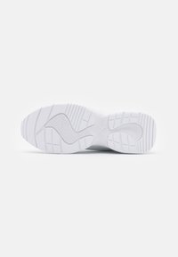 Semelle blanche de sneaker avec motif de bande de roulement texturé comprenant des rainures courbes et linéaires sur un fond blanc uni.
