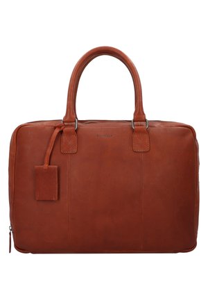 Bruine leren aktetas met dubbele handvatten, ritssluiting en een afneembaar label. Bevat een gestructureerd oppervlak en stiksel details.