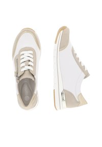 Weiße und beige Sneaker mit einer strukturierten Oberseite, Schnürverschluss und einem metallischen Akzent an der Ferse. Weiche Gummisohle und elegantes Design.