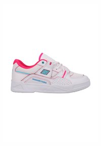 Zapatillas blancas con acentos rosas, paneles de malla y logo azul. Presenta una suela texturizada, diseño de cordones y perforaciones para transpirabilidad.