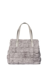 Sac à main en fausse fourrure grise avec une texture matelassée, poignées supérieures en matériau lisse gris clair, et détails doux et duveteux bien visibles.