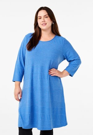 3/4-ÄRMELN UND STREIFENMUSTER
 - Jumper dress - princess blue mel