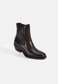 Zwarte leren enkellaars met een spitse neus, geribbelde elastische zijkant en een lage gestapelde hak. Gladde textuur en slank ontwerp.