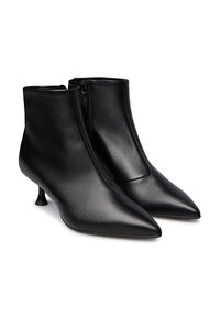 Stivali ankle in pelle nera con punta affusolata e chiusura a zip. Presentano un tacco piccolo e svasato e una texture liscia senza motivi.