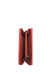 Portafoglio in pelle rossa con chiusura a zip, dotato di numerosi scomparti e slot per carte. Texture liscia, cuciture ordinate e nessun motivo visibile.