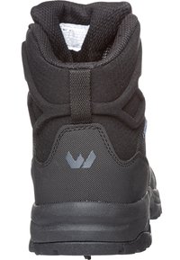 Scarpa da trekking nera con colletto imbottito, tomaia in tessuto testurizzato, suola in gomma e dettagli del logo grigio. Caratterizzata da un design alto alla caviglia per supporto.