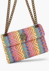 Borsa intrecciata con un motivo zigzag multicolore in tonalità pastello di rosa, blu e giallo, dotata di una chiusura metallica e una tracolla a doppia catena.