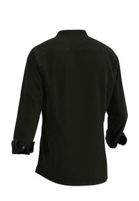 Czarna koszula na guziki z kołnierzykiem, długimi rękawami i podwiniętymi mankietami. Gładka tkanina o luźnym kroju, z prostym dołem i karczkiem z tyłu.