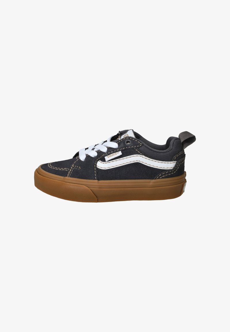 Zwarte suède sneaker met witte veters en zijstreep, voorzien van een bruine rubberen zool en gestikte details, ontworpen voor casual gebruik.