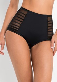 Costumi da bagno neri a vita alta con pannelli laterali in rete trasparente a strisce verticali, realizzati in materiale liscio e elasticizzato.
