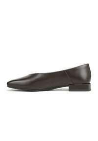 Scarpa piatta in pelle marrone con punta affusolata, design minimalista e tacco blocco piccolo. Texture liscia con una silhouette semplice.