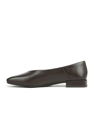 Chaussure plate en cuir marron avec un bout pointu, un design minimaliste et un petit talon bloc. Texture lisse avec une silhouette simple.