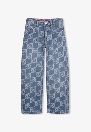 Jean en denim bleu avec un motif à blocs et le texte "HUGO" en bleu clair contrastant. Conception à cinq poches avec une fermeture par bouton à la taille.