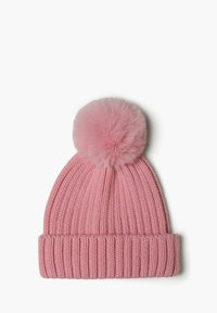 Cappello di lana rosa a maglia con texture a coste, dotato di un morbido pom-pom sopra e una visiera piegata alla base.