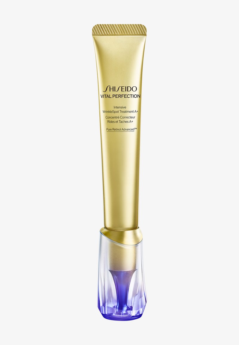 Tube doré Shiseido Vital Perfection du traitement intensif des rides A+ avec un capuchon transparent teinté de violet sur fond blanc.