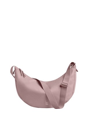 Borsa a tracolla color lilla chiaro a forma di mezzaluna con tracolla regolabile e chiusura superiore con cerniera, con il marchio "GOT BAG" sul davanti.