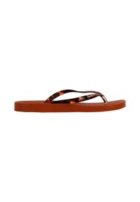 Brune flip-flop med skjoldpadde-mønstret stropper og en tekstureret sål. Flad sål designet til afslappet brug.