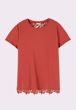 Camisa de manga corta en rojo óxido con cuello redondo y detalle de encaje floral en el bajo y en el interior del cuello.