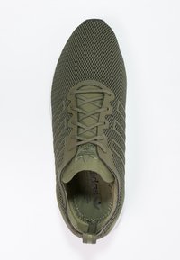 Olivgrön träningsskor med ovandel i mesh, texturerad design, sex snörhål och en gummisula. Har en logotyp på tungan.