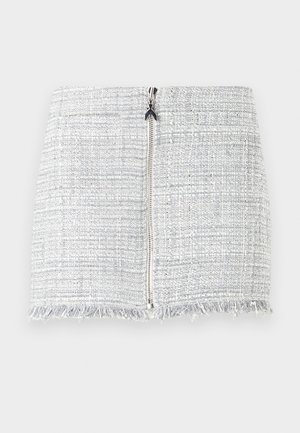 Fustă mini din tweed gri cu tiv desfăcut și închidere centrală cu fermoar. Materialul are un model texturat, țesut.