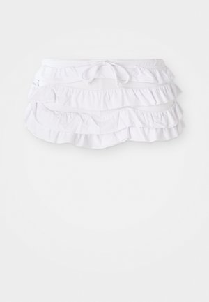 Hvit volang badebukse med flere lag, med en snøring i midjen for justering. Mykt stoff med en glatt tekstur.