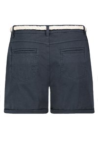 Dunkelblaue Shorts mit einem geflochtenen cremefarbenen Gürtel, zwei Gesäßtaschen, umgeschlagenen Säumen und einer glatten Stofftextur. Einfaches, funktionales Design.
